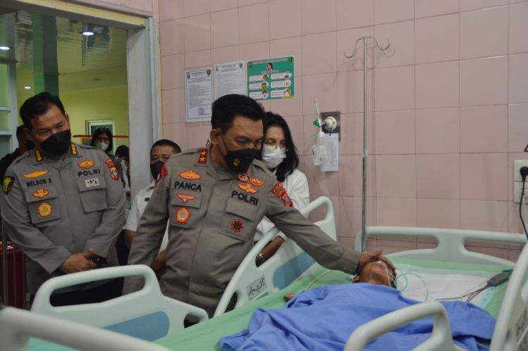 Kapolda Sumut Berkaca-Kaca Jenguk Al Faqih, Korban Aniaya Paman-Bibi