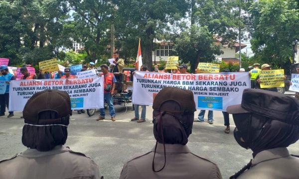 Tolak Kenaikan Harga BBM, Abang Betor di Medan Geruduk Kantor Pertamina