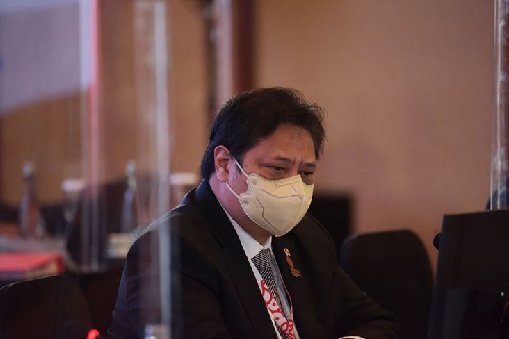 Airlangga Bawa Map Bertuliskan Hitungan Harga BBM Subsidi ke Istana, Naik Hari Ini?