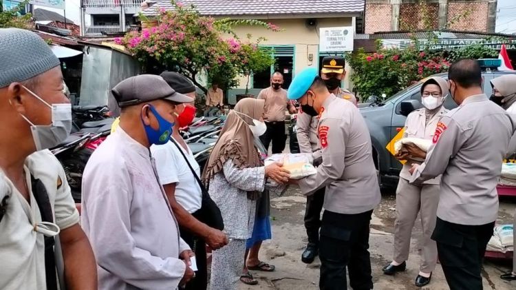 Kapolda Sumsel Bagikan Bansos kepada Masyarakat Terdampak Kenaikan BBM