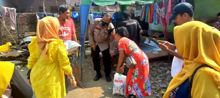 Polsek Medan Baru dan Bakti Musik Beri Bantuan Sembako Kepada Warga