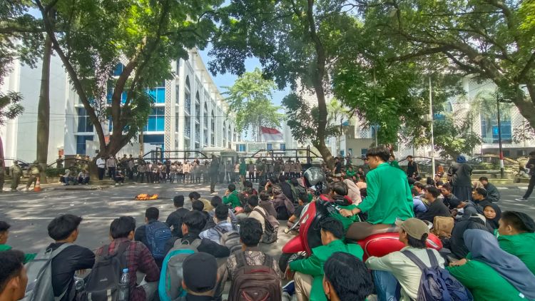 Tolak Kenaikan Harga BBM, Mahasiswa Bakar Ban Bekas di Gedung DPRD Sumut