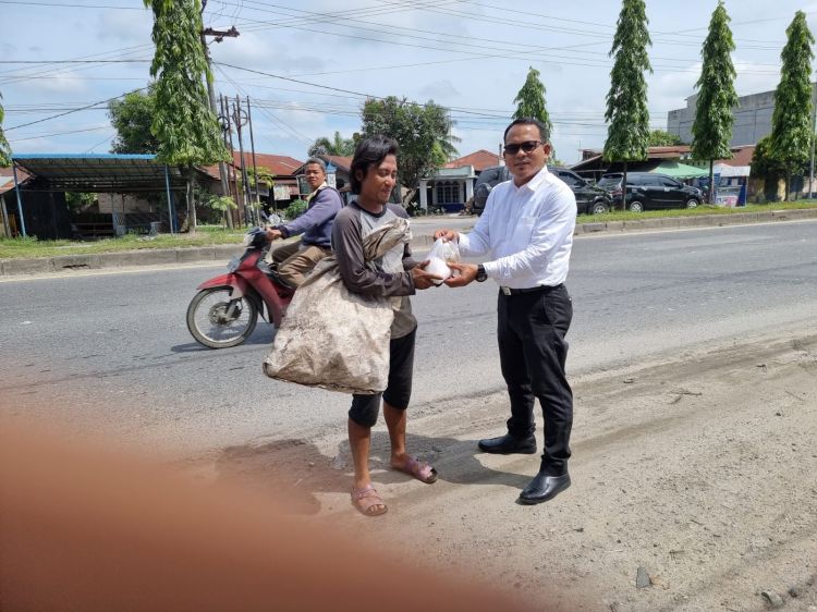 Satreskrim Polresta Deliserdang Bagikan Bansos Kepada Masyarakat