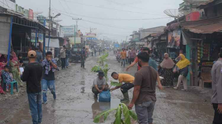 Tak Kunjung Diperbaiki, Warga Protes Tanam Pohon di Jalan Rusak