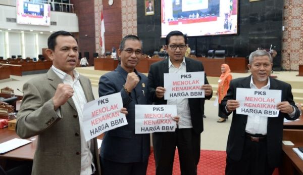 Fraksi PKS DPRD Sumut Bentangkan Poster Tolak Kenaikan Harga BBM saat Sidang Paripurna
