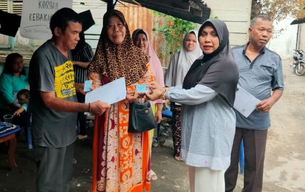 Disdukcapil Labuhanbatu Serahkan KK Dan KTP Kepada Korban Kebakaran di Rantau Utara