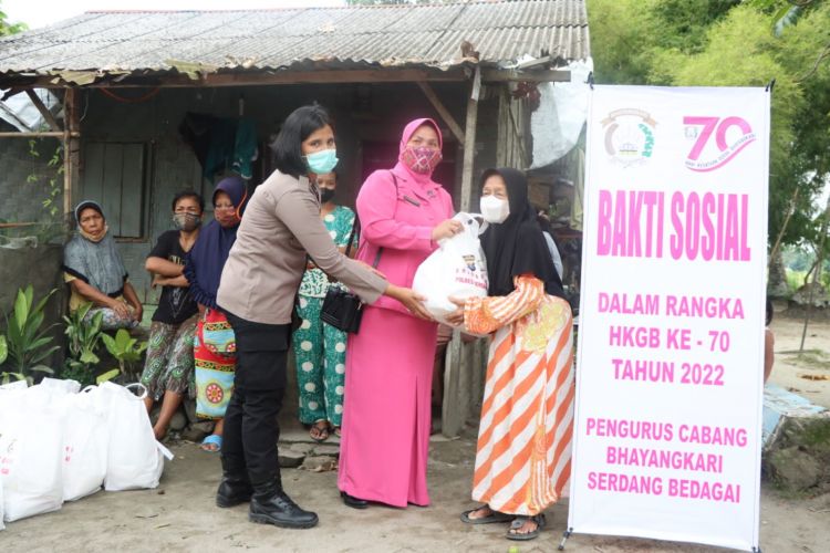 Polres Sergai Salurkan Sembako kepada  Warga Terdampak Kenaikan Harga BBM