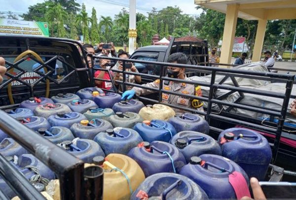 Polisi Ciduk Enam Penyelundup BBM Bersubsidi di Sibolga