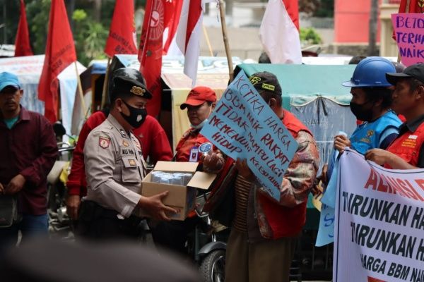 Saat Demo Kenaikan BBM, Aksi Polisi Polrestabes Medan Bagikan Minuman dan Makanan pada Pendemo Mendapat Simpatik