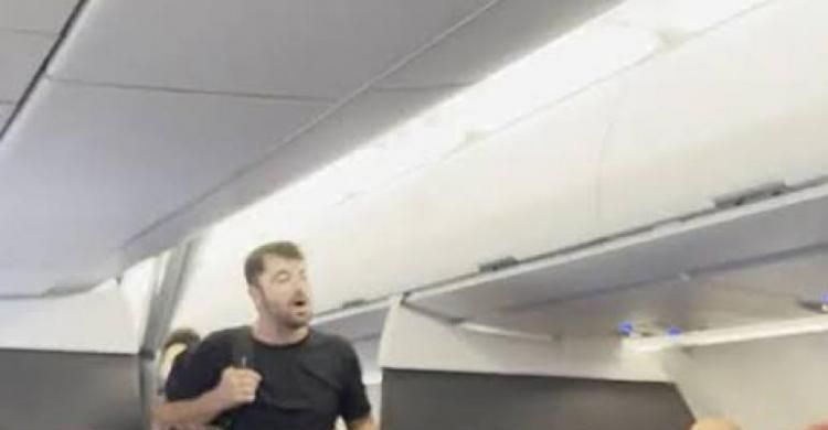 Mabuk, Bikin Panik di Pesawat