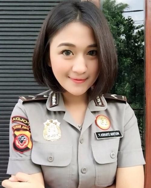 Polwan Cantik Bikin Klepek-Klepek