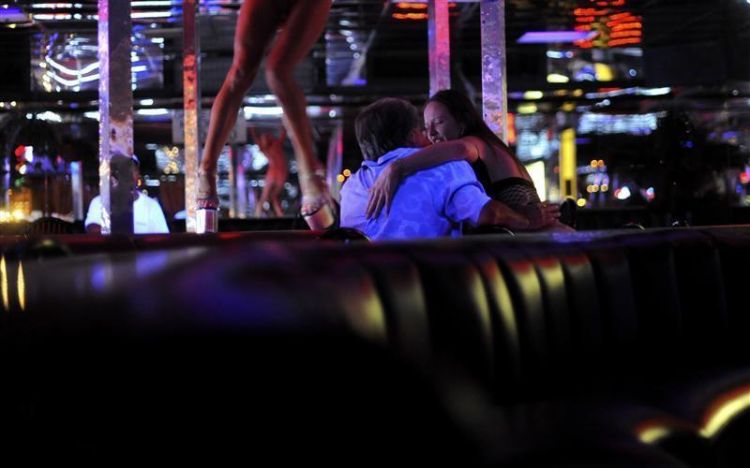 Rumah Jompo Ketahuan Gelar Pesta Penari Telanjang