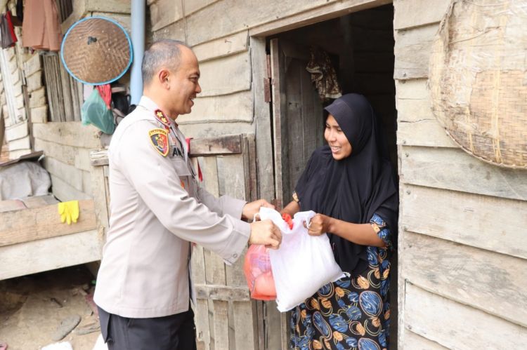 Peduli Dampak Kenaikan BBM, Polres Aceh Timur Bagikan 920 Paket Sembako.