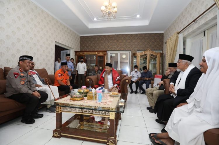 Kapolda Sumut Sambut Hangat Habib Luthfi