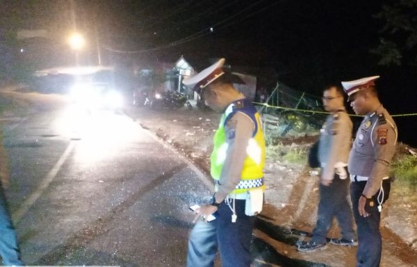 Diduga Rem Blong, Truk CPO Hantam Minibus, Dua Tewas