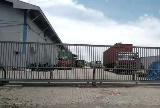 Kontiner Wira-Wiri Saat  BBPOM Sidak Gudang Gula KIM 3