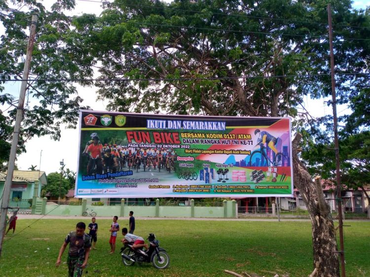 Anggota Kodim 0117/Aceh Tamiang dan Koramil Pasang Baliho Fun Bike