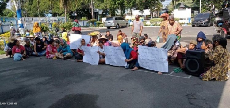 Ibu Camat Yang terhormat, Tolong Kami Buk! Jangan Gusur Tempat Jualan Kami