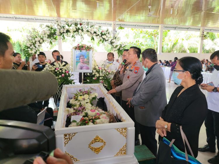 Kapolda Sumut Hadiri Pemakaman Ibunda Ketum GMKI