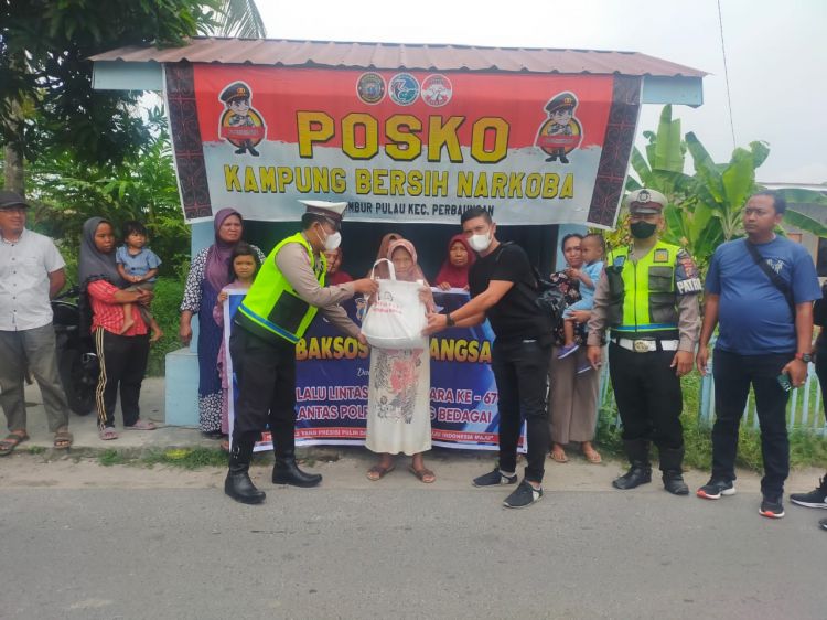 Polres Sergai Sisir Desa Jambur Pulau Bantu Warga Kurang Mampu Terdampak&nbsp;Harga BBM