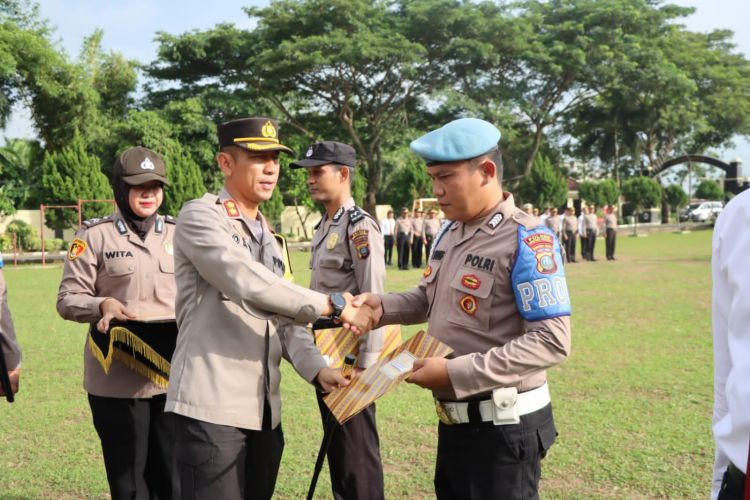 Kapolres Sergai Beri Piagam Penghargaan Kepada Personil, ASN Dan PHL