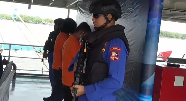 Kapal Patroli Baharkam Mabes Polri Tangkap Kapal Ikan Asing Bendera Malaysia