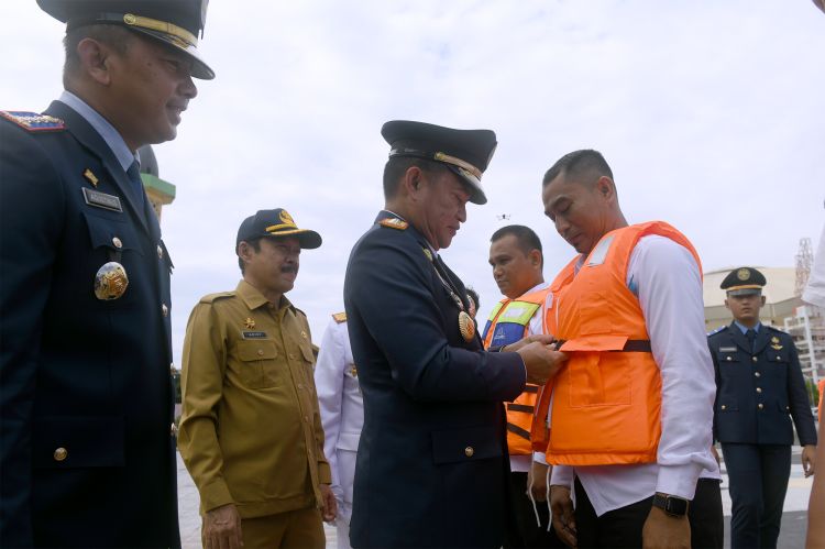 Pimpin Upacara Harhubnas Tingkat Sumut, Hassanudin Serahkan Penghargaan kepada ASN yang Berjasa di Bidang Transportasi