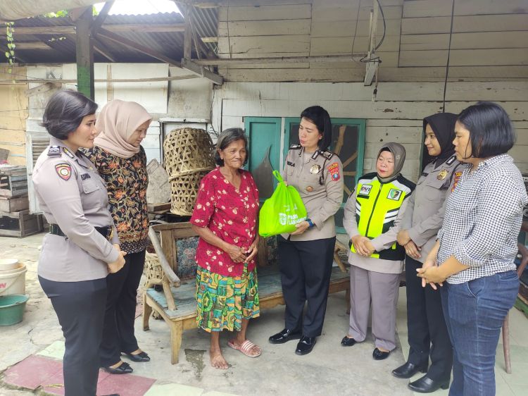 Rayakan HUT Polwan, Polres Labuhanbatu Berbagi Kasih Bersama Janda dan Lansia