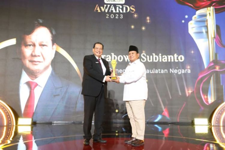 Menhan Prabowo Raih Penghargaan Kategori “Tokoh Peneguh Kedaulatan Negara”