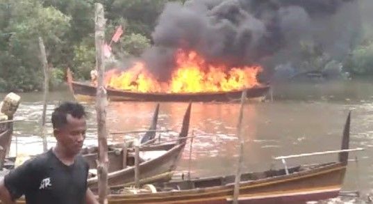 BBM Diduga Hasil Curian di Muat Dalam Sampan Terbakar