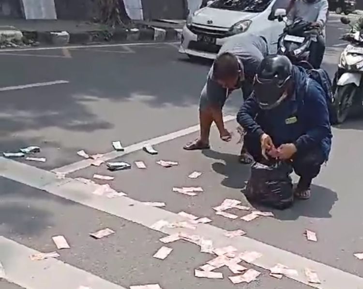Bawa Uang Pakai Pastik Robek, Uang Bertaburan di Jalan raya