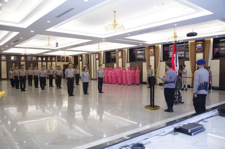 17 Perwira Tinggi Polri Naik Pangkat, Satu Diantaranya Raih Bintang Tiga