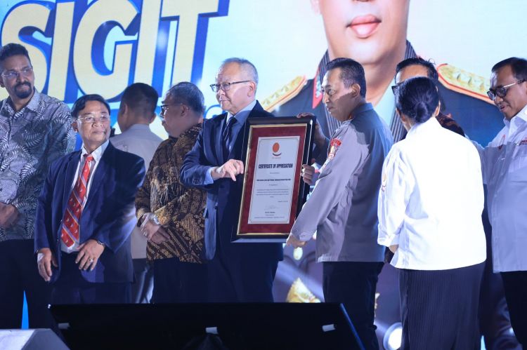 Kapolri Terima Penghargaan dari ITUC-AP, Tegaskan Komitmen Polri Kawal Kesejahteraan Buruh dan Stabilitas Industri
