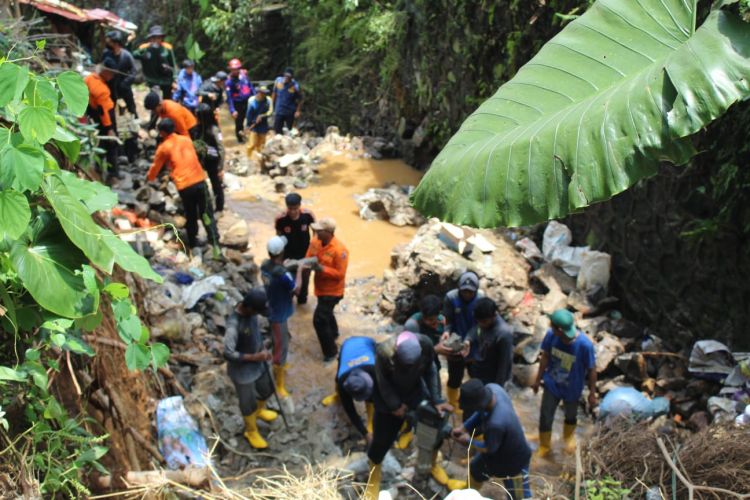 Longsor di Bogor, Tim Gabungan Lakukan Pencarian Terhadap Tiga Warga yang Hilang