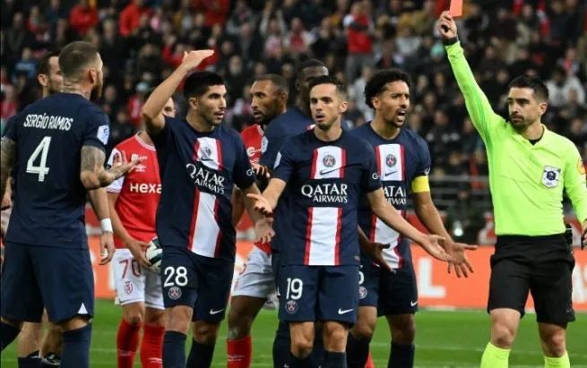 Gegar otak, bek Bayern Alphonso Davies dilarikan ke rumah sakit