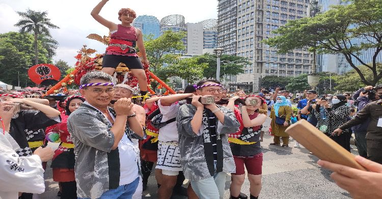 Dubes Jepang Ikut Panggul Kendaraan Dewa