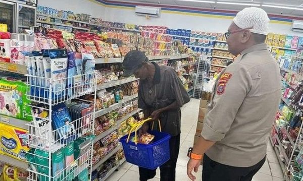 Bahagianya Bapak Pemulung Ini, Ditraktir Kapolres Tanjung Balai Belanja di Mini Market