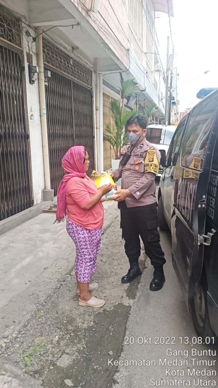 Polsek Medan Timur Berikan Bansos Warga Kurang Mampu