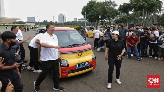 Airlangga Beri Puan Mobil Listrik Kuning-Merah G24, Apa Maknanya?