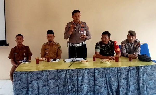 Satlantas Polres Langkat Pasang Rambu di Lokasi Rawan Kecelakaan
