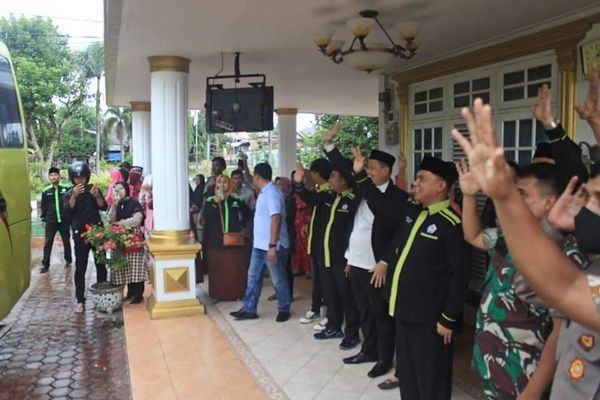 Bupati Berikan Doa Terbaik Saat Melepas Keberangkatan 50 Orang Atlit Porsadin Labuhanbatu