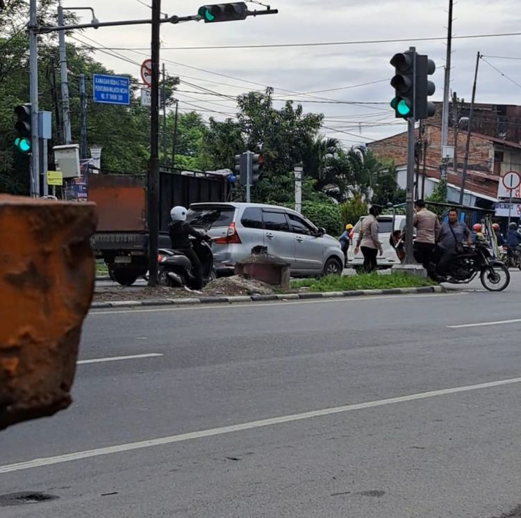 Mata Aipda Endang Berkaca-kaca Saat Bantu Pabetor Cacat