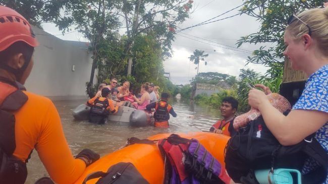 Banjir Terjang Denpasar, Belasan Wisatawan Asing Dievakuasi