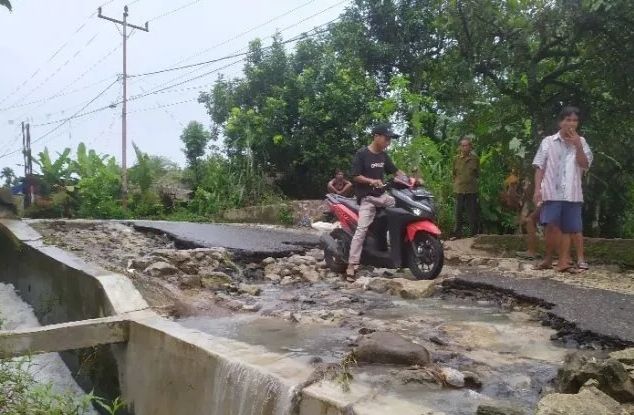 Jalan Wisata Karang Sari Simalungun Putus