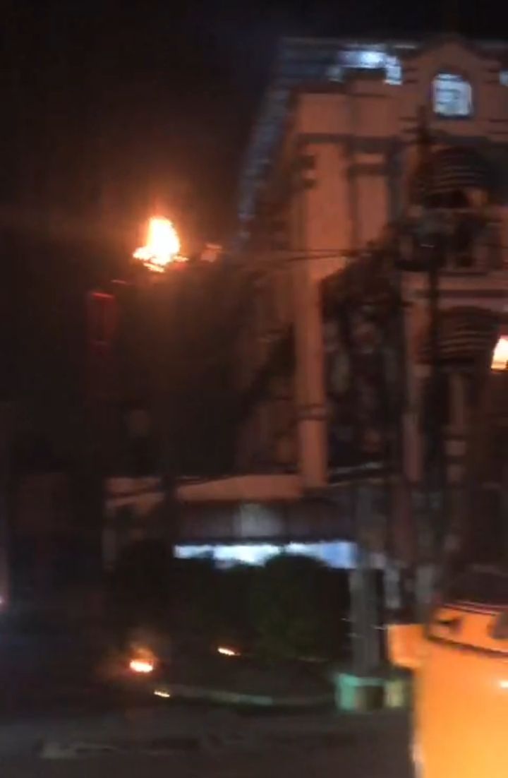 Gegerkan Warga, Seorang Pria Terpanggang di Kerangka Baliho