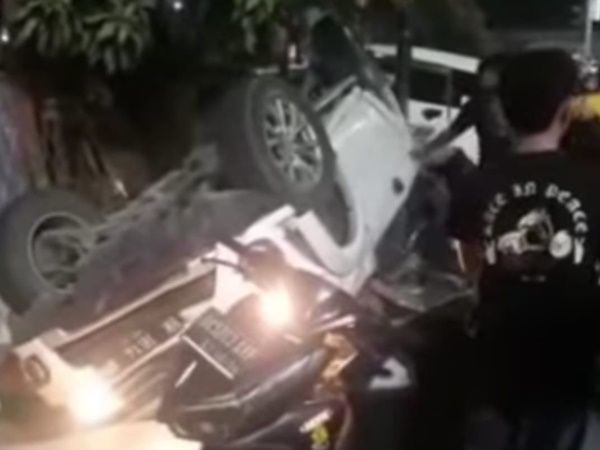 Pajero Sport Tabrak Avanza dan Rumah Warga