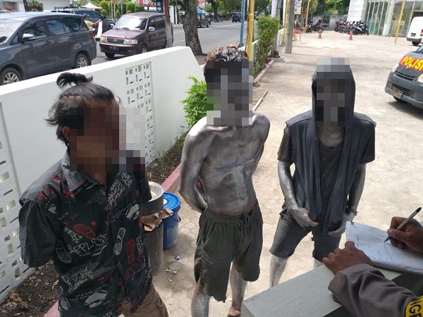 Resahkan Pengguna Jalan,  Tiga Manusia Silver di Medan Diamankan Polisi