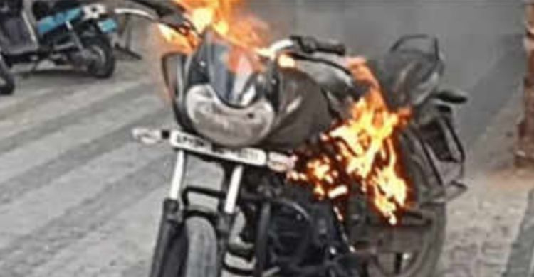 Bikin Geger ! Kesal Ditilang Motor Dibakar