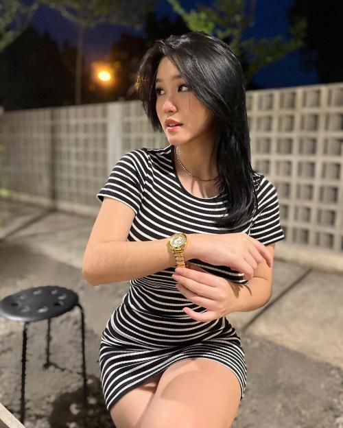 Kenakan Dress Mini Ketat,  Aura Seksinya Makin Dahsyat!