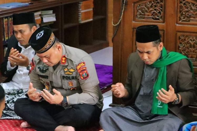 Polres Labuhanbatu Sholat Jumat dan Doa Bersama Untuk Korban Tragedi Kanjuruhan